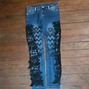 Lace Side Cheveron Jeans w. Faded Pockets